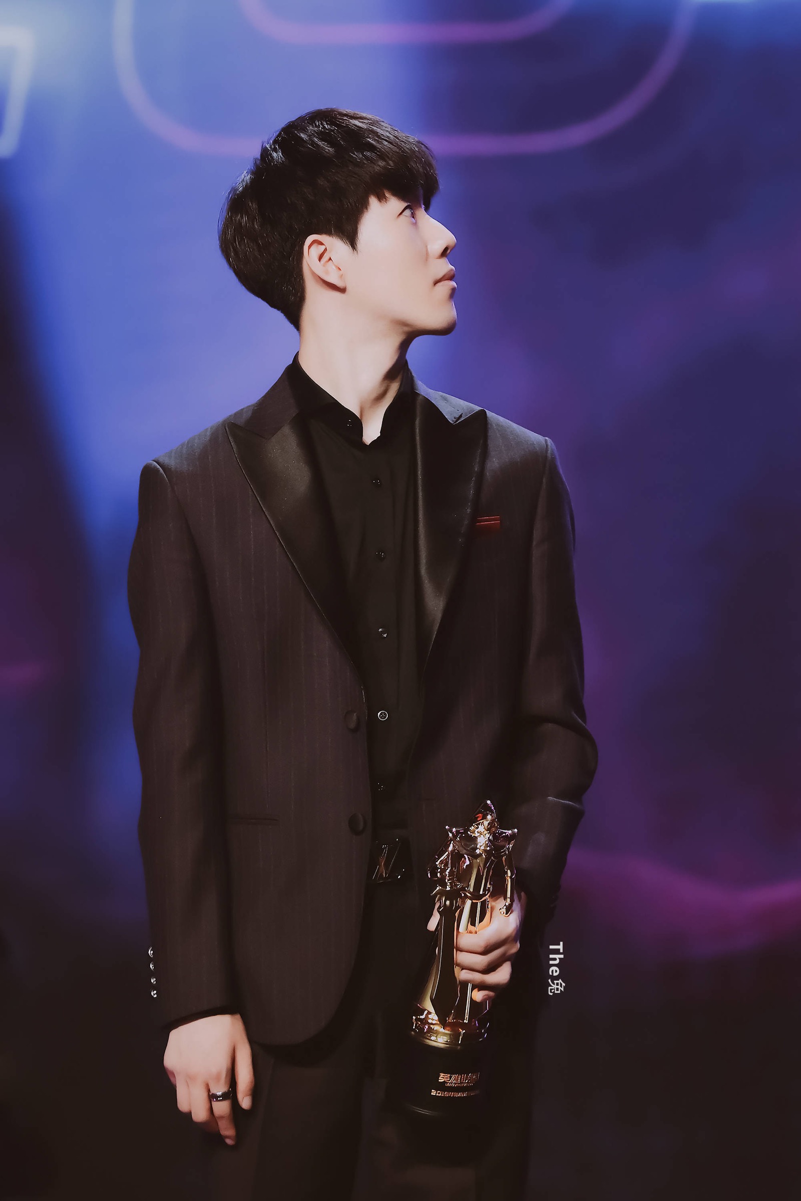 经让他们拥 经让他们拥